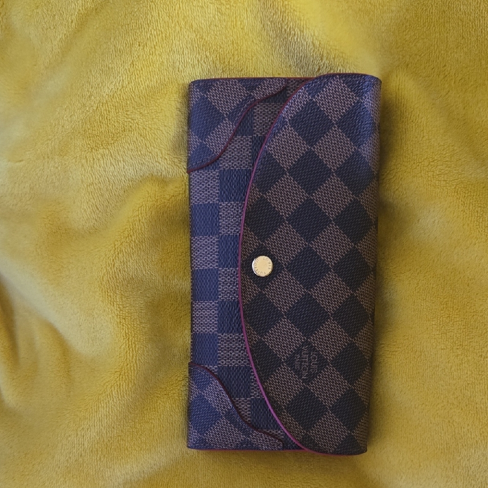 Stylish Checkered Wallet with Gold Button